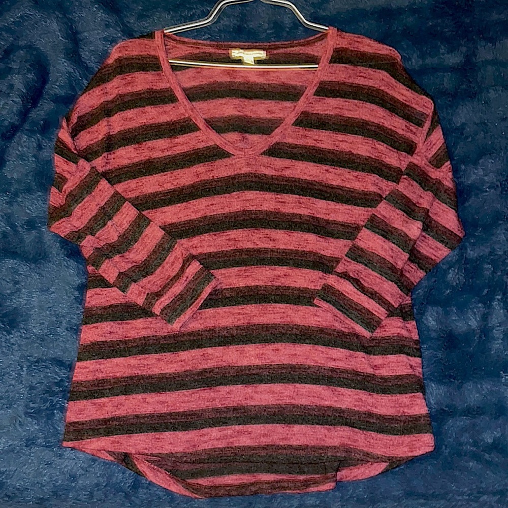 AE Burgundy V-Neck Top (M) 🍇